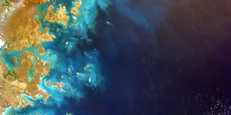 全屋智能灯光方案解析:从协议选择(Zigbee vs. Matter)到场景联动,实现无感智能生活