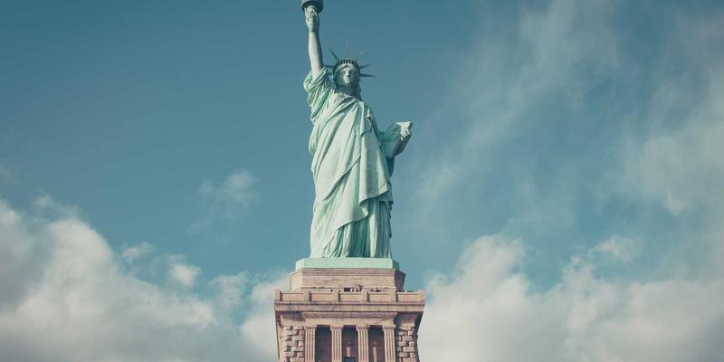 电子阅读器选购终极指南：从墨水屏技术到资源生态，兼顾护眼与数据安全